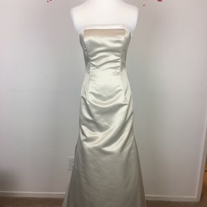 Trumpet/Mermaid Strapless Satin Evening Gown